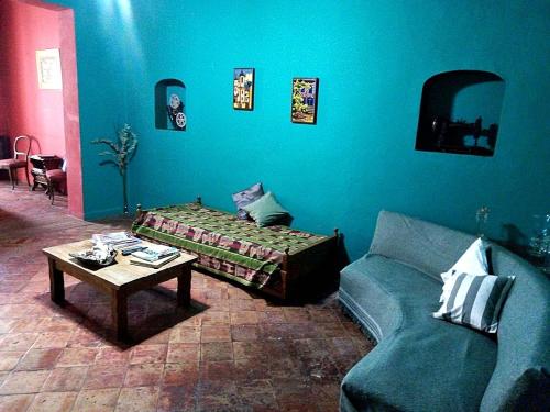 ein Wohnzimmer mit einem Sofa und einem Tisch in der Unterkunft Colonial in San Antonio de Areco