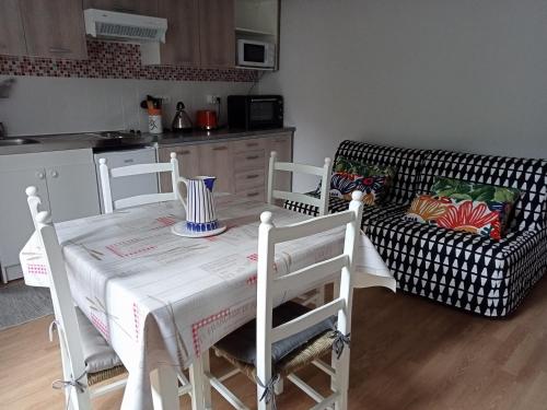 un salon avec une table et un canapé dans l'établissement Villa lutins Gentianes, à Le Mont-Dore