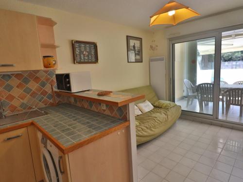 une cuisine et un salon avec un canapé dans l'établissement T2 spacieux à 200m plage, parking, animaux acceptés - FR-1-472A-161, à Sète