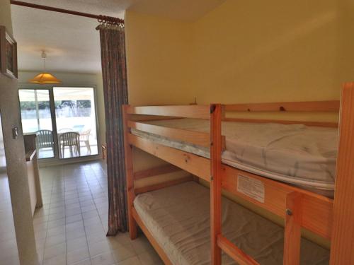 - une chambre avec 2 lits superposés dans une maison dans l'établissement T2 spacieux à 200m plage, parking, animaux acceptés - FR-1-472A-161, à Sète