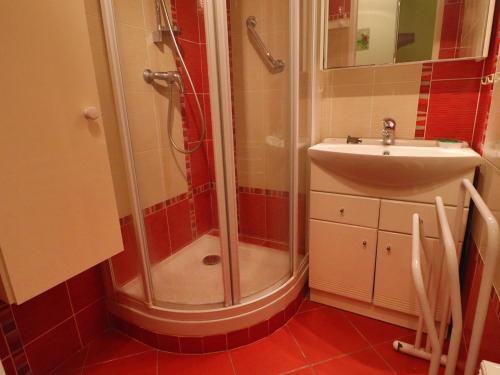 une salle de bain avec douche et lavabo dans l'établissement T2 spacieux à 200m plage, parking, animaux acceptés - FR-1-472A-161, à Sète