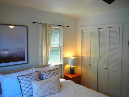 A bed or beds in a room at The Bright And Breezy - Lakefront With Spa!