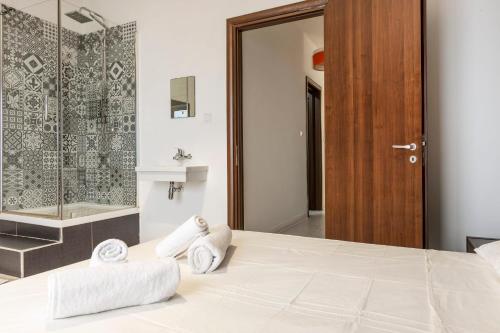 een slaapkamer met een groot bed en een douche bij SLIEMA Love-Hosted by Sweetstay in Sliema