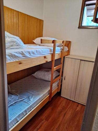 une chambre avec deux lits superposés dans une pièce dans l'établissement Appartement 6/8 couchages La Foux d'Allos, à La Foux
