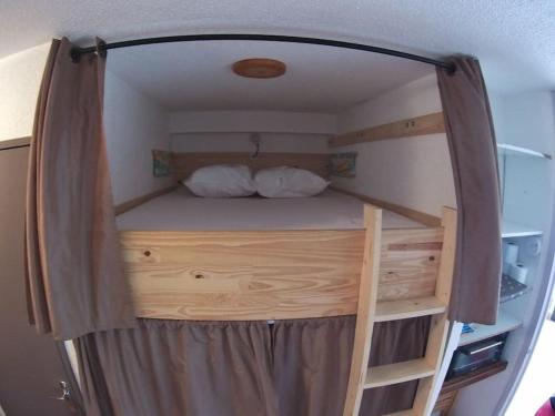 um pequeno quarto com uma cama num quarto em Appartement 6/8 couchages La Foux d'Allos em La Foux