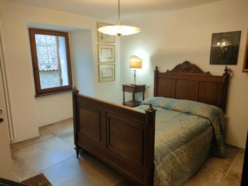 Schlafzimmer mit einem Bett und einem Fenster in der Unterkunft Raphael house in Gubbio