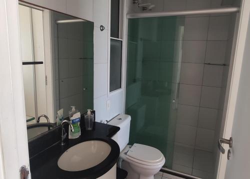 フォルタレザにあるApto vista p/ mar 7º andarのバスルーム(トイレ、洗面台、シャワー付)