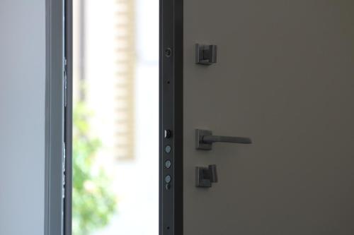 a close up of a door with a window at Dimora Due Galli in Ponti Sul Mincio