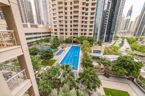 Výhled na bazén z ubytování WORLD CLASS 2BR with Burj Khalifa & Fountain view nebo okolí