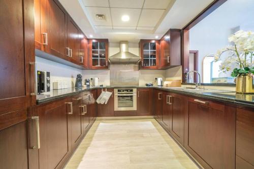 Køkken eller tekøkken på 2BR Burj View with Balcony, Pool, Gym & Walk to Dubai Mall