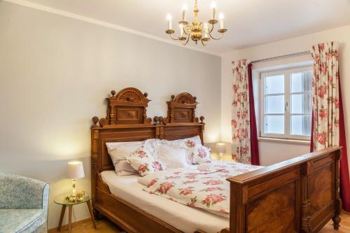 1 dormitorio con cama de madera y ventana en Lisbeth en Rottenbuch