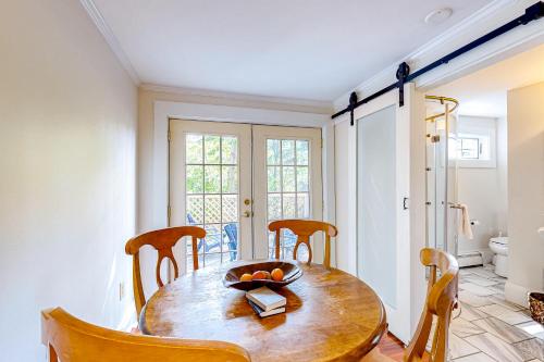 - une salle à manger avec une table et des chaises en bois dans l'établissement Tannery Brook Cottage, à Bucksport