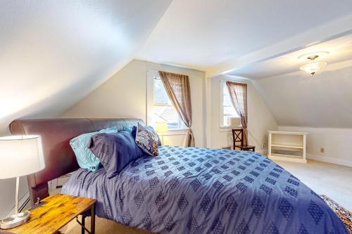 - une chambre avec un lit et une couette bleue dans l'établissement Tannery Brook Cottage, à Bucksport