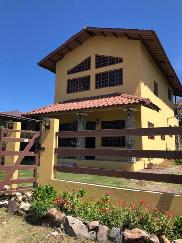 a house with a fence in front of it at Tu Cabaña en Boquete in Alto Boquete