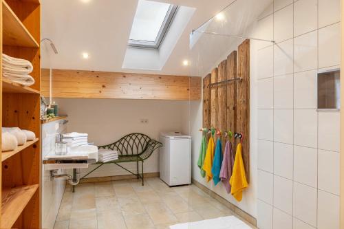 een badkamer met een douche en een bank in een kamer bij Xaver in Rottenbuch