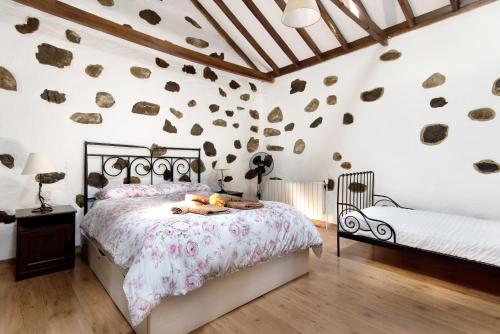 um quarto com uma cama com um urso de peluche em Casa Abuelo Paco em Vega de San Mateo