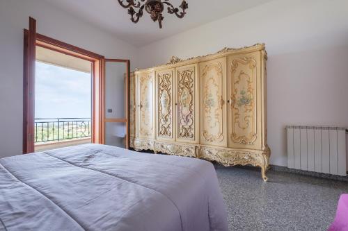 Villa Emy في مسينة: غرفة نوم بسرير كبير ونافذة