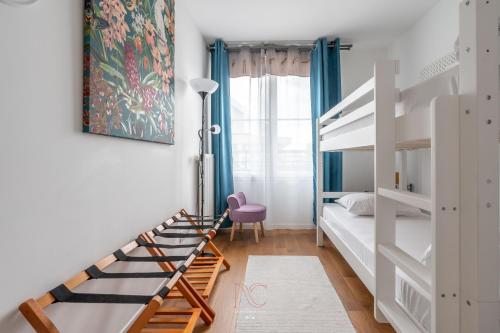 a bedroom with a bunk bed and a bedroom with a desk at *Disneyland-Paris* 6pers, Netflix, Wi-fi, Parking in Montévrain