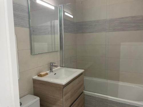 une salle de bain avec un lavabo, une douche et des toilettes dans l'établissement Studio T1 bis calme au centre du Moulleau, à Arcachon