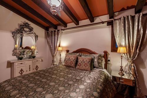 1 dormitorio con 1 cama grande y espejo en Masia Mimosa Pool house, en Darnius