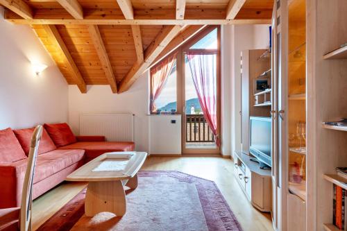 ein Wohnzimmer mit einem Sofa und einem Tisch in der Unterkunft Appartment Bergweg in Lajen