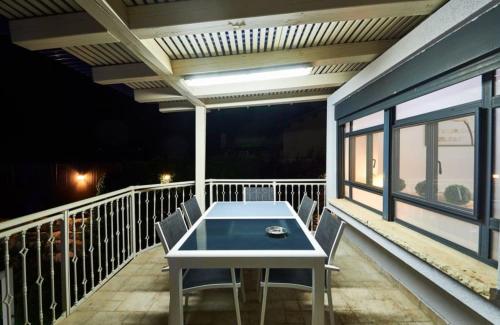 a patio with a table and chairs on a balcony at מור ולבונה - וילה מהממת ומפנקת למשפחות בגליל in Sifsufa
