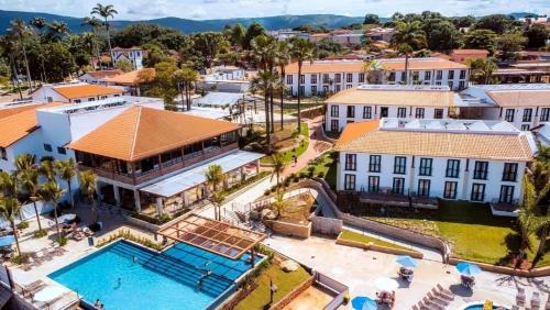 una vista aérea de un complejo con piscina en Suites Quinta Santa Barbara en Pirenópolis