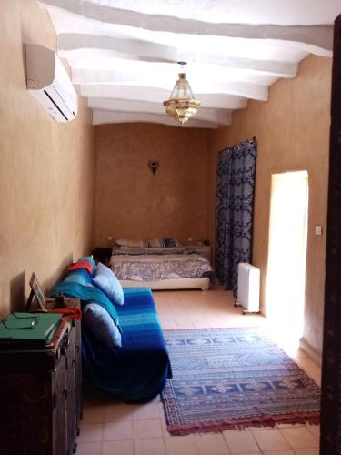 - une chambre avec un lit dans l'angle dans l'établissement Douar amazza, à Taroudant