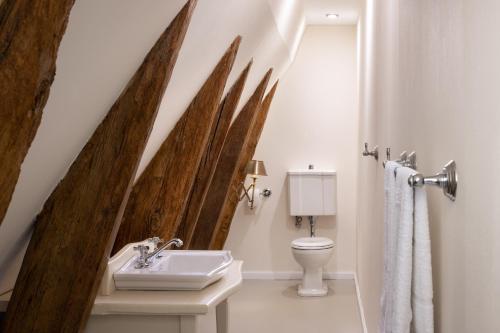 a bathroom with a sink and a toilet at Jagdschloss Kotelow in Kotelow