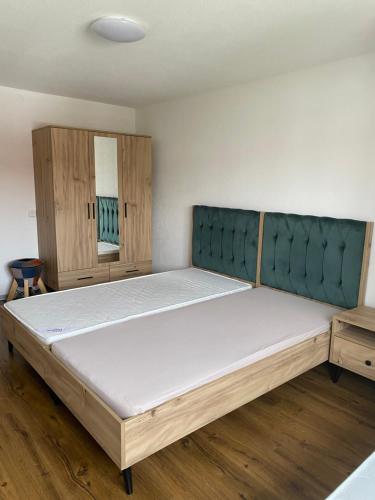 1 dormitorio con 1 cama grande y armarios de madera en Era Home 2 en Murg