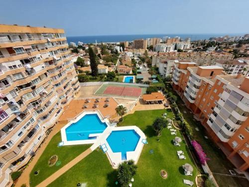 - une vue aérienne sur un complexe d'appartements avec une piscine dans l'établissement Macarena´s Home *Sea view*-Saltillo Alto, à Torremolinos