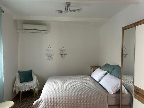 um quarto com uma cama e um espelho em Old Town Lucky Star Apartments Split em Split