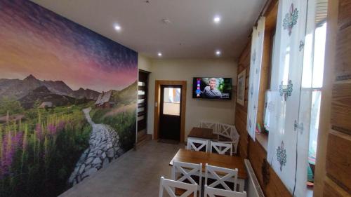 Televízia a/alebo spoločenská miestnosť v ubytovaní VILLA JAGODOVO Biały Dunajec