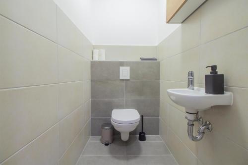 bagno con servizi igienici e lavandino di Corvin Modern Two Bedroom Apartment FREE PARKING a Budapest