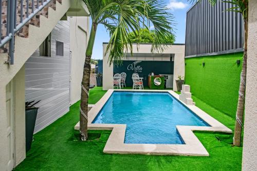 una piscina en el patio trasero con una gran carta en el césped en Villa De Cruz - Groovy Suite, en Scarborough