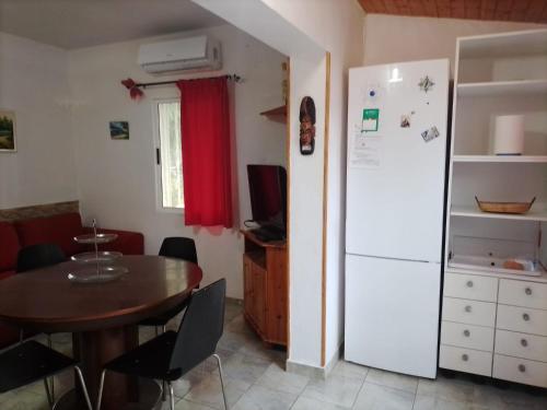 een eetkamer met een tafel en een koelkast bij Eureka 133 in Costa Del Silencio