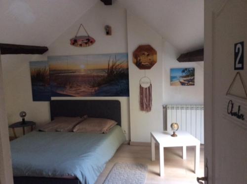 1 dormitorio con 1 cama y 1 mesa en CHAMBRE PRIVÉE EN CENTRE VILLe, en Roissy-en-France