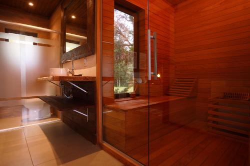 a bathroom with a glass shower and a sink at Aires de Patagonia in Cambara do Sul