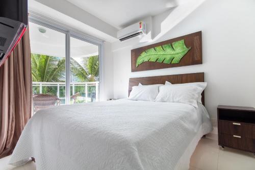 Giường trong phòng chung tại In Mare Bali #216 - Apartamento Equipado na Praia de Cotovelo por Carpediem