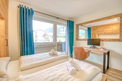 1 dormitorio con 2 camas y ventana en Apartment Antonia - by Alpen Apartments, en Zell am See