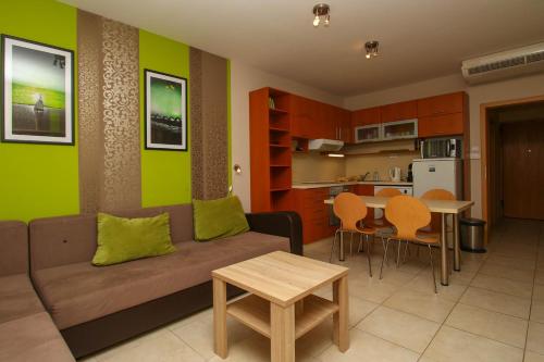 Kuchyň nebo kuchyňský kout v ubytování 399 - Modern szállás, vízparti apartmanban