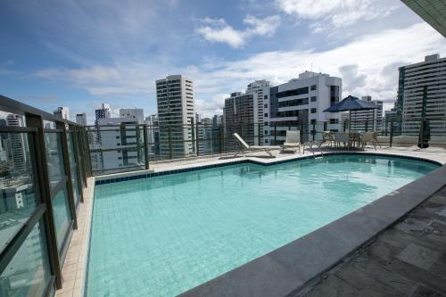 a large swimming pool on the roof of a building at Flat Quarto e Sala, 400 metros da Praia de Boa Viagem, com Piscina, Wi-Fi 220Mbps in Recife