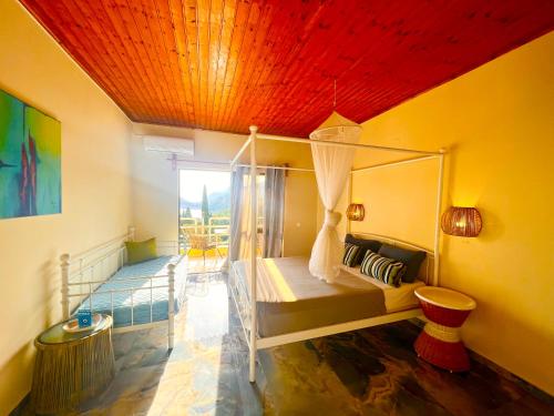 1 dormitorio con 1 cama con techo rojo en Avra Sunset Sea View Liapades en Liapades