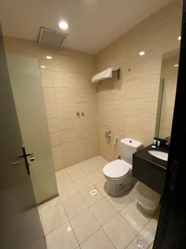 a bathroom with a toilet and a sink at أجنحة الطائف - اقتصادي in Taif