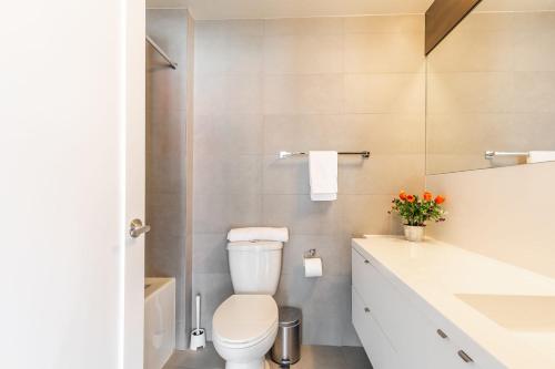 een badkamer met een toilet en een wastafel bij Luxury 1BR Condo - King Bed - Stunning City View in Toronto