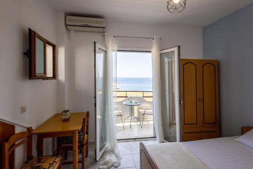 Postel nebo postele na pokoji v ubytování Evita Bay Agia Pelagia Heraklion