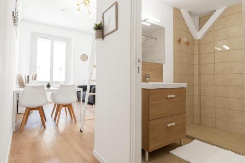 Koupelna v ubytování MontSéjour - Logement Climatisé Netflix, Mezzanine