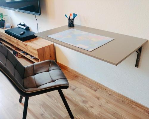 una mesa y una silla en una habitación en Die Praxis - Wohnen als Therapie, en Arnstadt