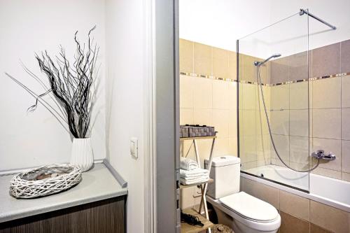 e bagno con servizi igienici e doccia in vetro. di Ionian Citizen Suite a Città di Corfù