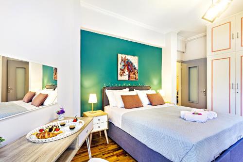 Un dormitorio con 2 camas y una mesa con una bandeja de fruta. en Ionian Citizen Suite en Corfú